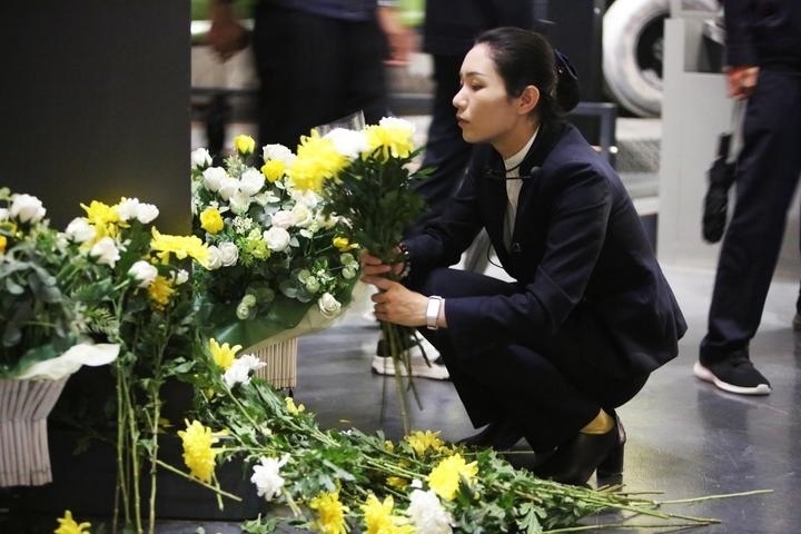 9月18日，工作人員在侵華日軍第七三一部隊罪證陳列館整理花束。新華社記者 石楓 攝