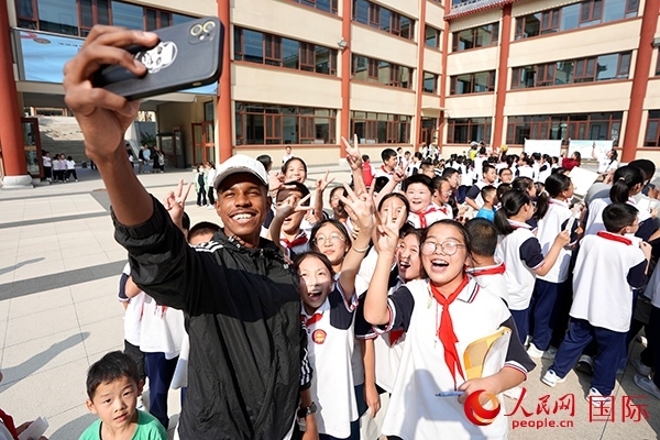 選手和學(xué)生們合影。人民網(wǎng) 盧鵬宇攝