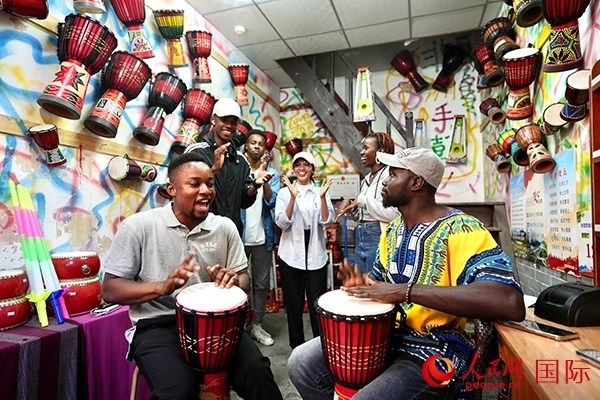 選手們敲起非洲鼓。人民網(wǎng) 盧鵬宇攝