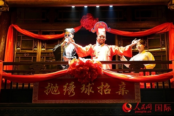 拋繡球。人民網(wǎng) 盧鵬宇攝