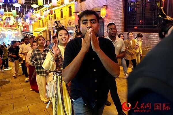 選手體驗(yàn)古城巡游。人民網(wǎng) 盧鵬宇攝