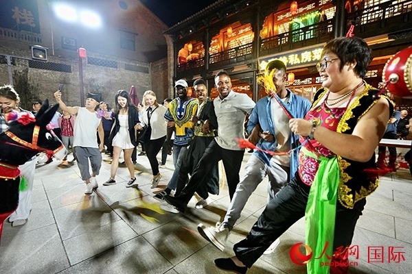 選手們和演員們一起載歌載舞。人民網(wǎng) 盧鵬宇攝