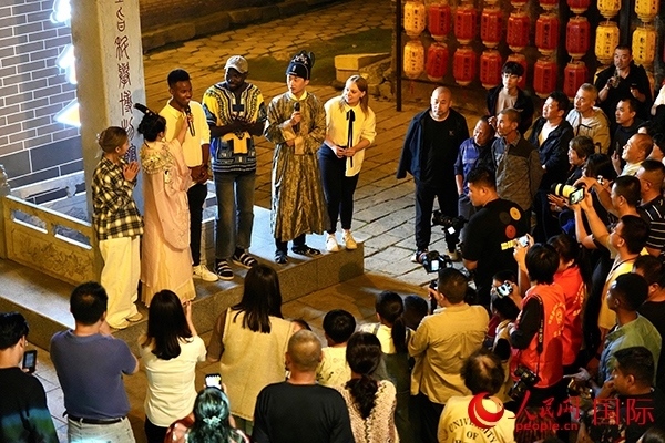 選手們一起演唱《大中國》。人民網(wǎng) 盧鵬宇攝