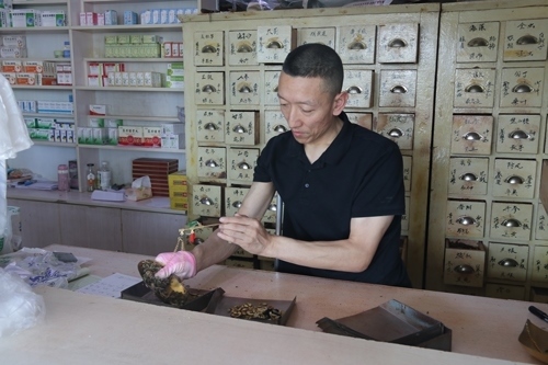 馬啟紅為病患精心配藥。受訪者供圖