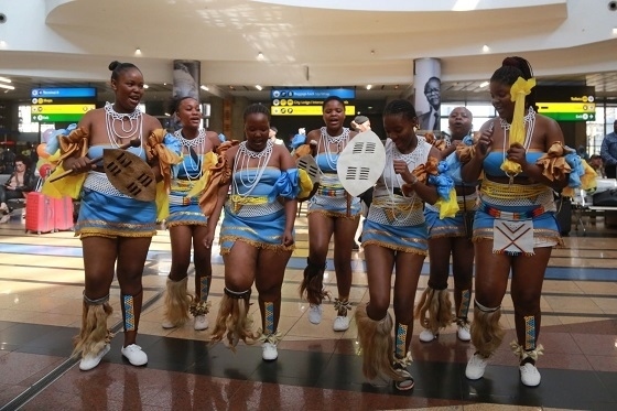 當(dāng)?shù)孛癖姎g迎中國旅行團(tuán)。北青旅提供