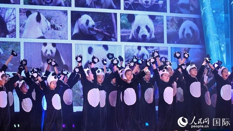 小演員們上演《歡樂(lè)功夫熊貓》。人民網(wǎng) 蔣曉辰攝