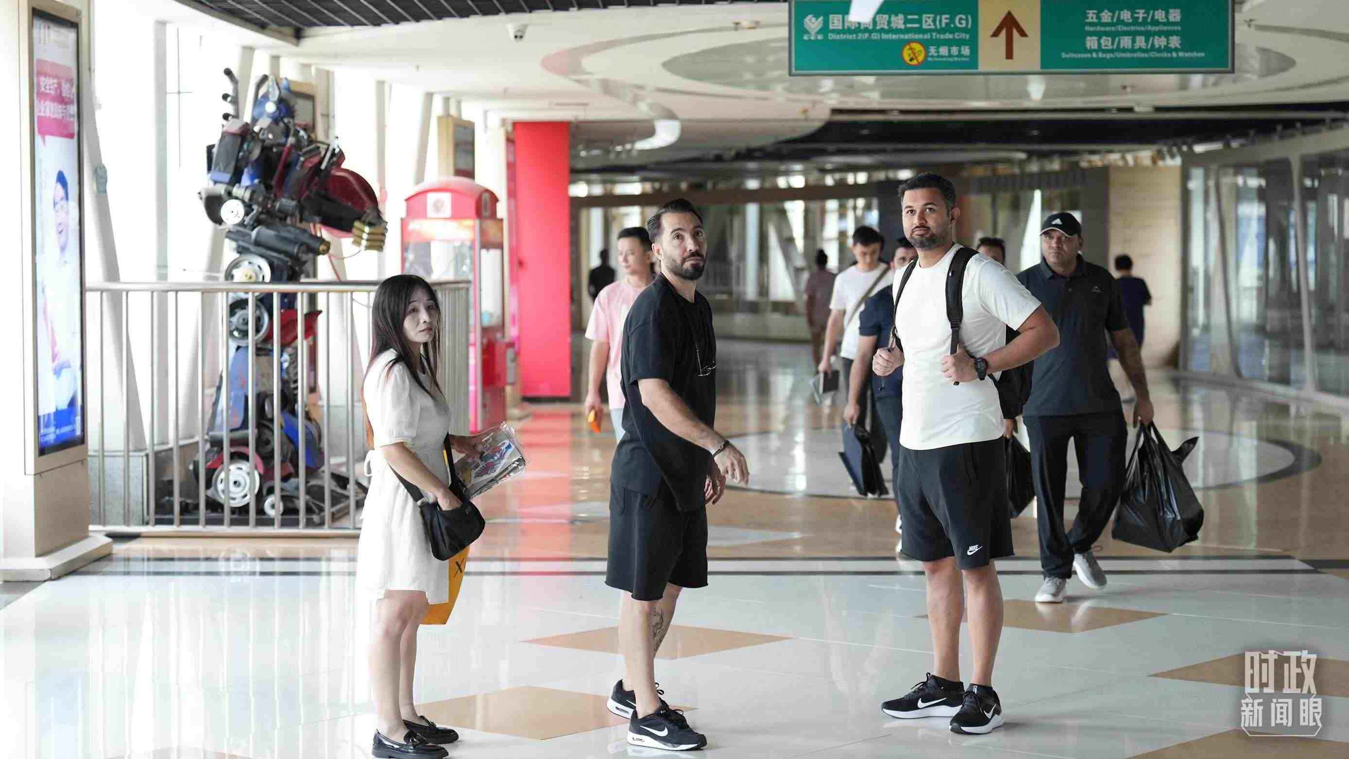 △義烏國際商貿(mào)城內(nèi)，來自世界各地的外商。（總臺(tái)國廣記者李晉拍攝）