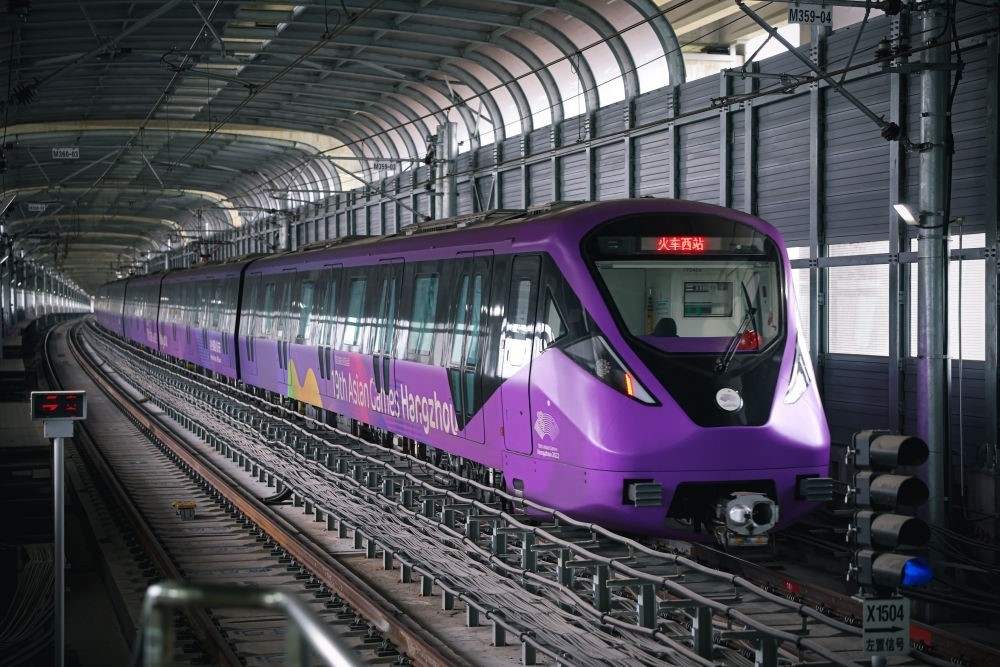 從杭州火車西站出發(fā)，地鐵19號線貫穿杭州火車東站、杭州蕭山機場，“亞運號”地鐵專列運行在這條線路上。