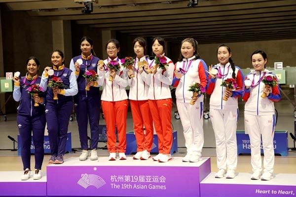 9月24日，杭州亞運會射擊女子10米氣步槍團體賽頒獎儀式。人民網(wǎng)記者 胡雪蓉攝