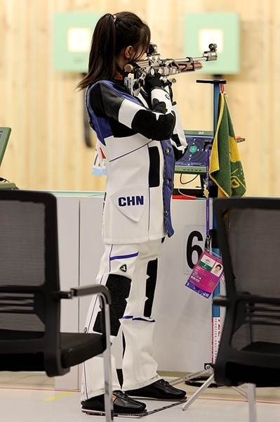 9月24日，黃雨婷在女子10米氣步槍團體賽比賽中。人民網(wǎng)記者 胡雪蓉攝