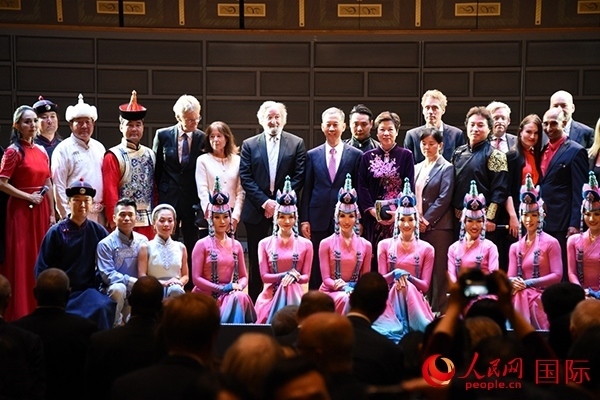 中國(guó)駐瑞典大使崔愛民夫婦與演職人員及部分來賓合影留念。人民網(wǎng)記者 殷淼攝