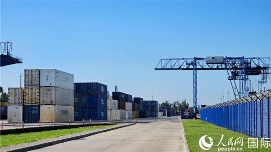  布列斯特北站，堆滿(mǎn)了來(lái)自中國(guó)的貨物。人民網(wǎng)記者 王震攝