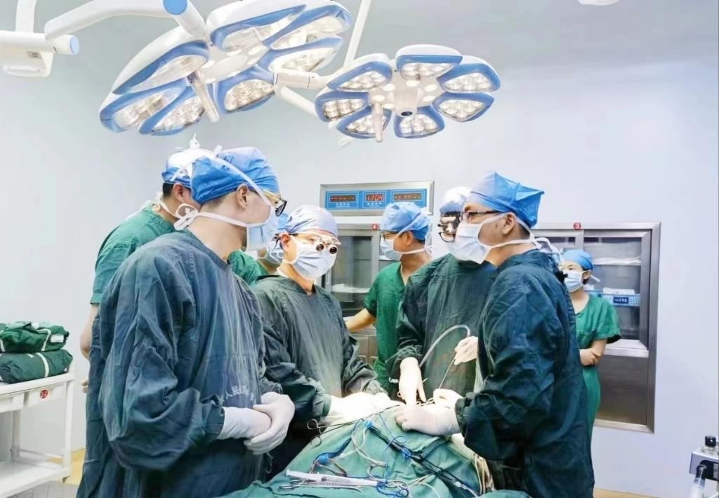 浙江省人民醫(yī)院畢節(jié)醫(yī)院的醫(yī)師團(tuán)隊正在為患者李老伯進(jìn)行手術(shù)。（王磊波 攝 新華社發(fā)）