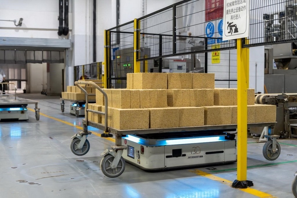 在701制曲車(chē)間，運(yùn)輸機(jī)器人等智能化設(shè)備已實(shí)現(xiàn)規(guī)模化應(yīng)用。王哲攝