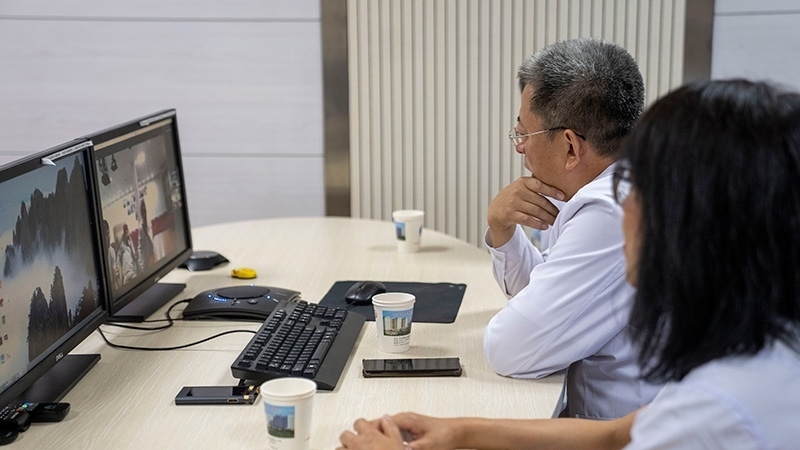 新疆醫(yī)科大學第一附屬醫(yī)院專家團隊與哈薩克斯坦國立科學研究中心的專家對患者進行跨國遠程會診。人民網(wǎng)記者 許崢攝