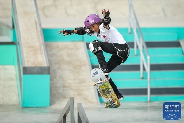9月27日，中國選手崔宸曦在比賽中。當(dāng)日，在錢塘輪滑中心舉行的杭州亞運(yùn)會女子街式?jīng)Q賽中，中國選手崔宸曦以242.62分的成績奪得冠軍，曾文蕙獲得亞軍，日本選手伊藤美優(yōu)獲得季軍。新華社記者 潘昱龍攝