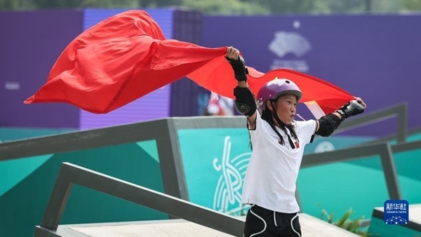 9月27日，崔宸曦在賽后慶祝奪冠。當(dāng)日，在錢塘輪滑中心舉行的杭州亞運(yùn)會(huì)女子街式?jīng)Q賽中，中國(guó)選手崔宸曦以242.62分的成績(jī)奪得冠軍，曾文蕙獲得亞軍，日本選手伊藤美優(yōu)獲得季軍。新華社記者 潘昱龍攝