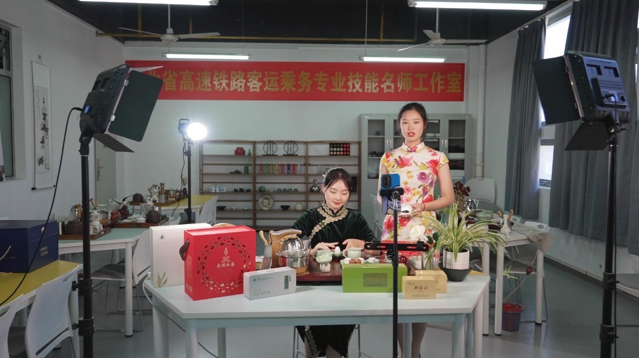 學(xué)生們正在直播。受訪單位供圖