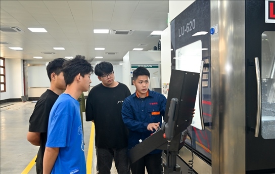 學(xué)生們正在實操學(xué)習(xí)。受訪單位供圖