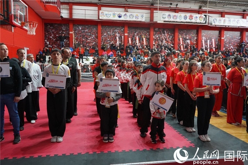 圖為開幕式現(xiàn)場運動員入場儀式。人民網(wǎng)記者 許放攝