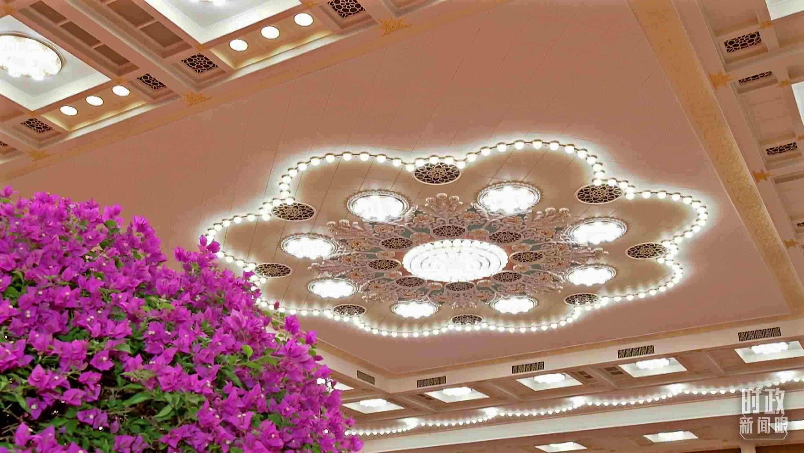 △人民大會堂宴會廳，華燈璀璨、鮮花綻放。