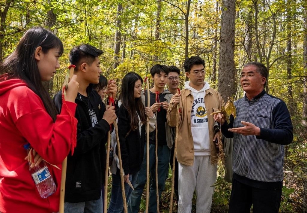 魏本勝為清華大學(xué)同學(xué)介紹長白山人參文化。嚴磊攝