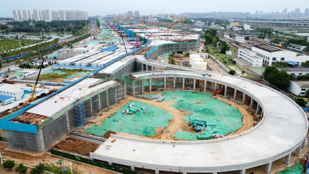 9月9日拍攝的?？谛潞８酆湍细邸岸€口岸”（貨運(yùn)）集中查驗(yàn)場(chǎng)所建設(shè)項(xiàng)目（無人機(jī)照片）。該項(xiàng)目是海南自貿(mào)港封關(guān)運(yùn)作重點(diǎn)項(xiàng)目。新華社記者 楊冠宇 攝