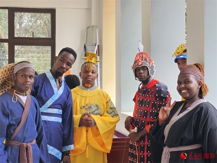 28日，肯尼亞內(nèi)羅畢大學(xué)孔子學(xué)院舉行“詩劇頌中秋，中肯共月明”中秋慶典，情景劇《嫦娥奔月》部分演員合影。人民網(wǎng)記者 黃煒鑫攝