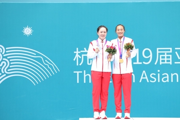 9月29日，鄭欽文(右)和朱琳在頒獎儀式上合影。當日，在杭州亞運會網(wǎng)球女子單打決賽中，中國代表團選手鄭欽文2:0戰(zhàn)勝隊友朱琳奪得冠軍。人民網(wǎng)記者 李乃妍攝