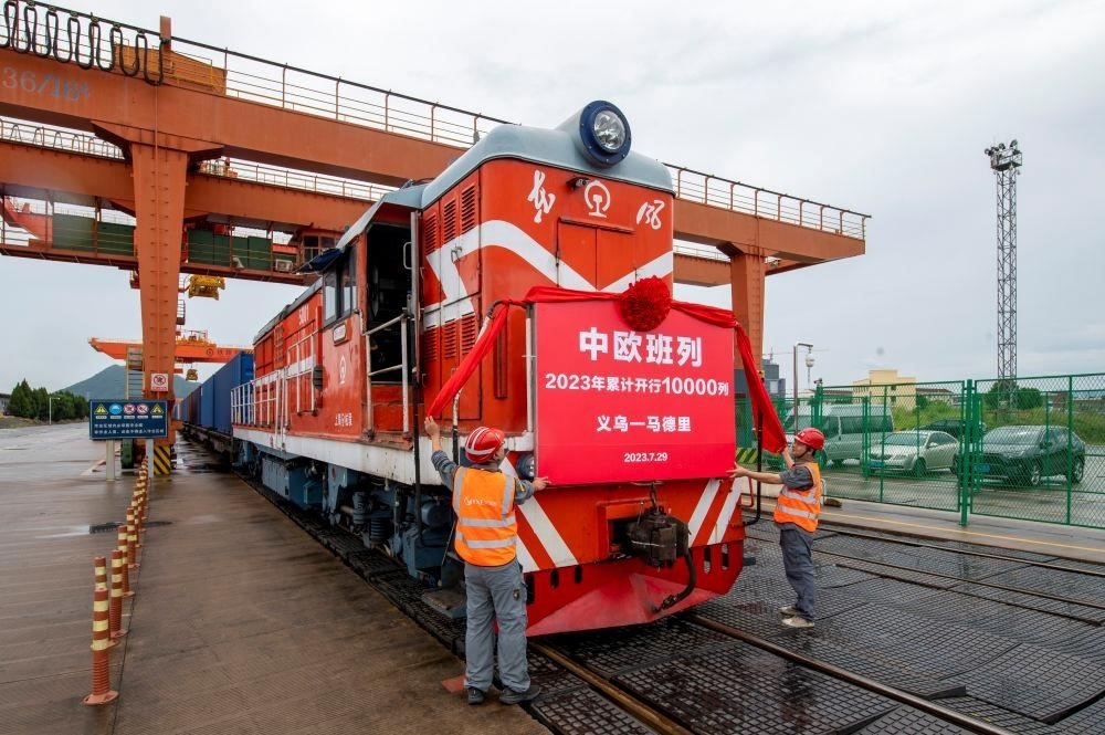 △2023年7月29日，滿載110個標(biāo)箱出口貨物的X8020次中歐班列從浙江義烏西站準(zhǔn)備啟程。