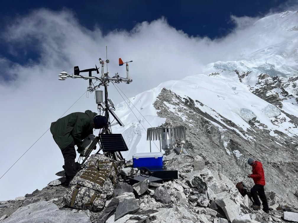 科考隊(duì)員在海拔6450米架設(shè)自動氣象站（9月25日攝）。（圖片由第二次青藏科考隊(duì)科考隊(duì)員提供）