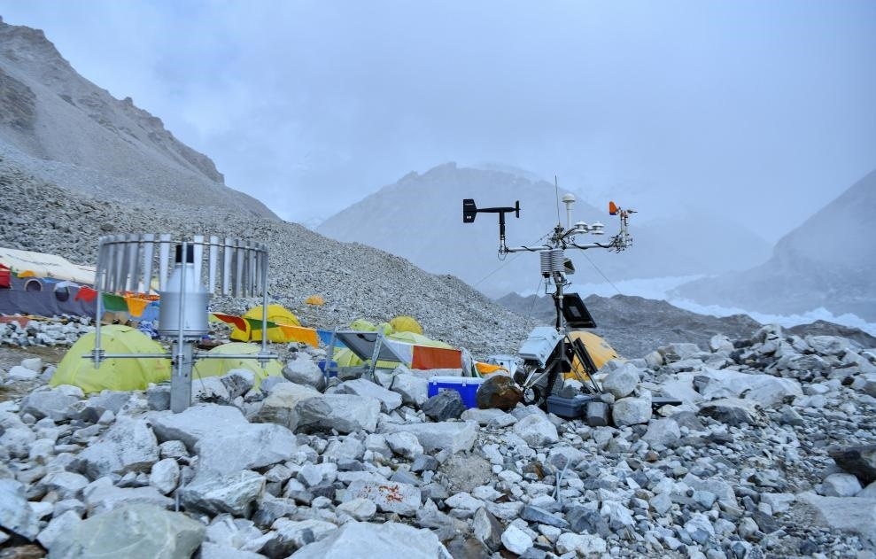 位于海拔5700米卓奧友峰前進(jìn)營地的自動氣象站（9月29日攝）。新華社記者晉美多吉 攝