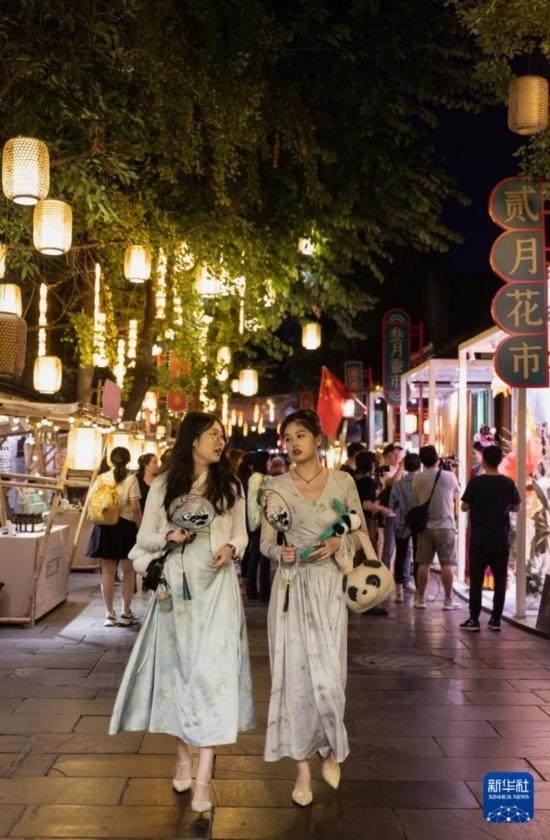 在成都寬窄巷子，兩位來自安徽的游客在新“十二月市”街區(qū)游覽（9月29日攝）。