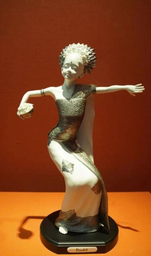 2013年10月，時(shí)任印度尼西亞總統(tǒng)蘇西洛贈(zèng)送習(xí)近平主席的鑲錫瓷塑舞者。