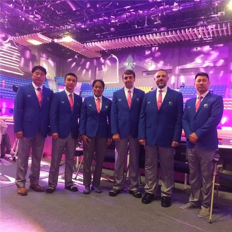 詹多斯·基亞諾夫與各國裁判員合影（左二）。 受訪者供圖