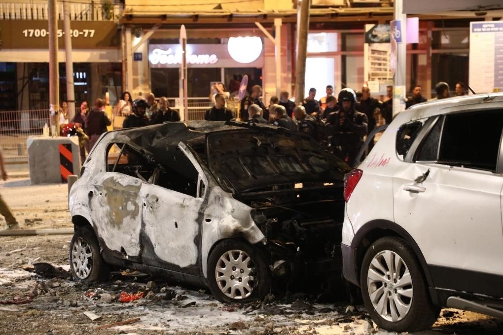 這是10月7日在以色列特拉維夫拍攝的遭火箭彈破壞的車輛。新華社發(fā)