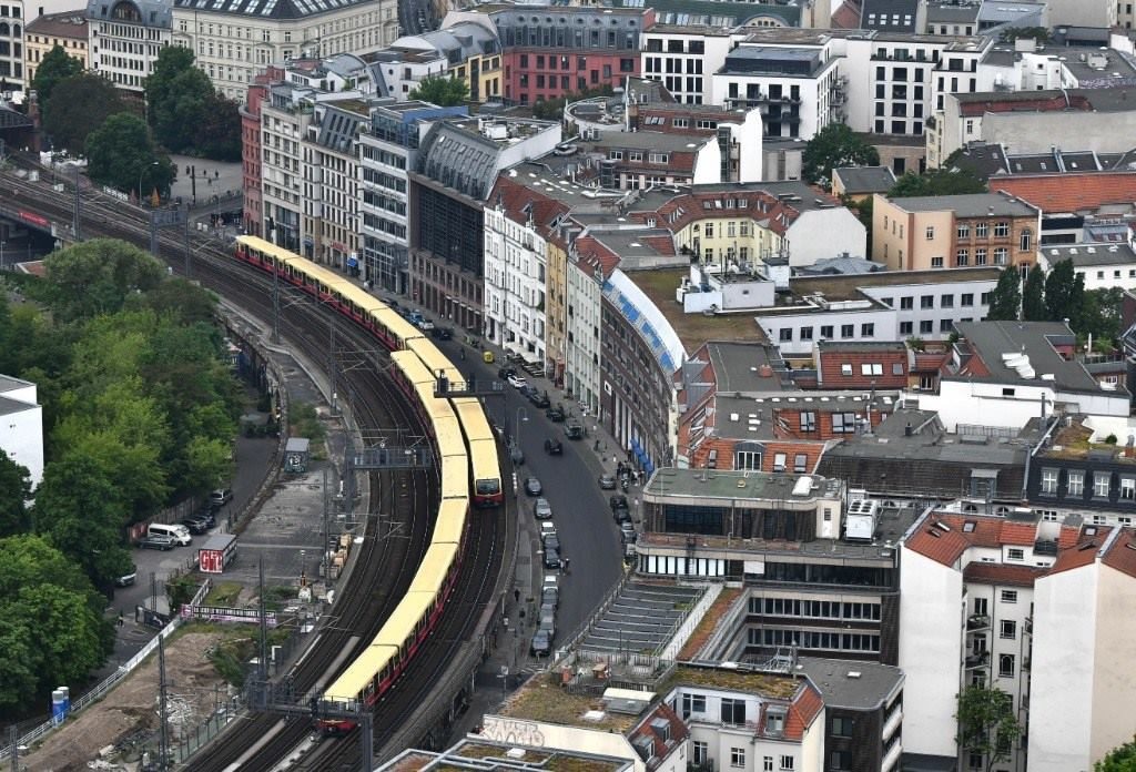 5月23日，列車(chē)在德國(guó)柏林市區(qū)行駛。新華社記者任鵬飛攝