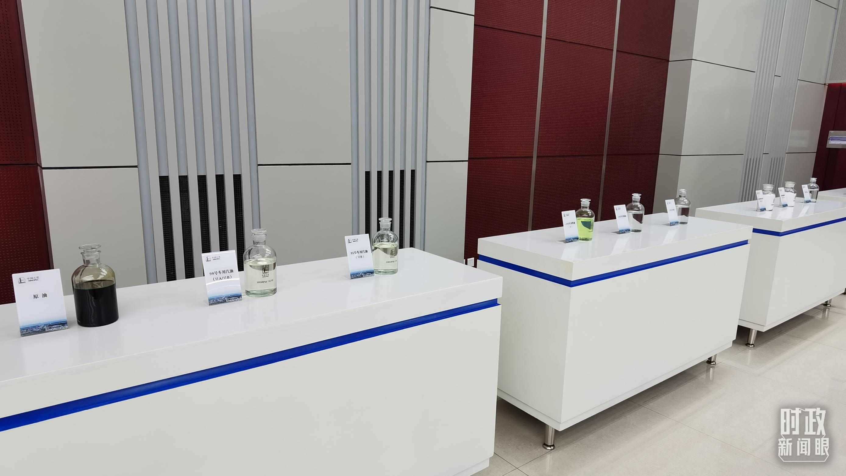 △中國石化九江分公司生產(chǎn)的產(chǎn)品展示。（總臺央視記者郭鴻拍攝）