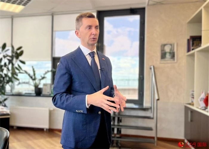 中白工業(yè)園開(kāi)發(fā)公司第一副總經(jīng)理基里爾·卡羅杰耶夫接受人民網(wǎng)記者采訪。人民網(wǎng)記者 朱虹攝