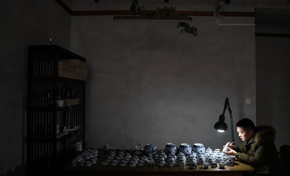 ↑ 2020年12月23日，手工陶瓷制作者在工作室檢測成品。