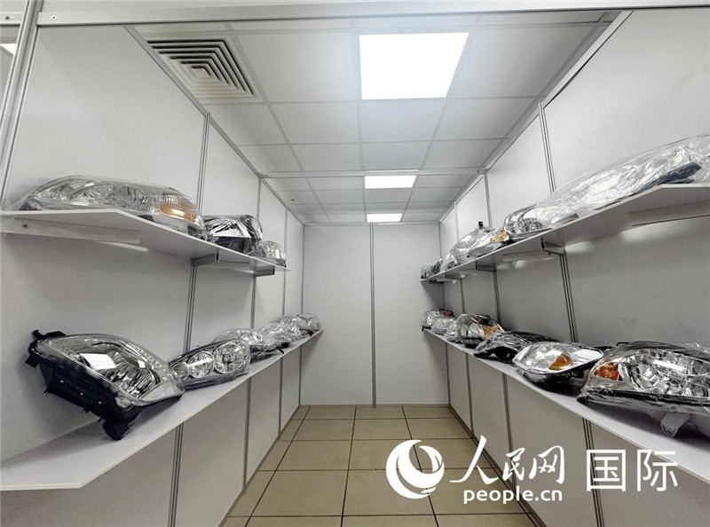 在位于莫斯科格林伍德國際貿(mào)易中心的浙江寧波優(yōu)質(zhì)商品展銷中心內(nèi)，展示著來自浙江寧波慈溪市的汽車配件樣品。人民網(wǎng)記者 申佳平攝