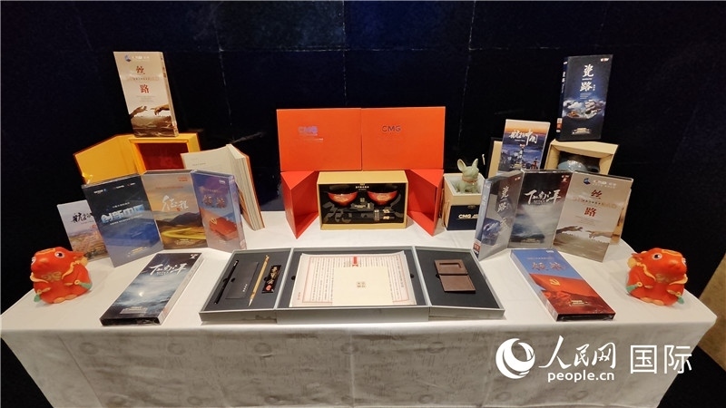 中央廣播電視總臺精品節(jié)目及文創(chuàng)產(chǎn)品展臺。人民網(wǎng) 蔣曉辰攝