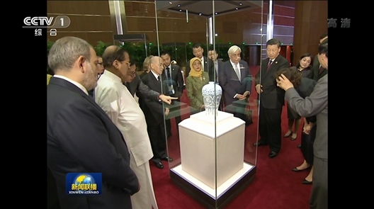 2019年5月15日，中外領(lǐng)導人共同參觀“大美亞細亞——亞洲文明展”。（視頻截圖）