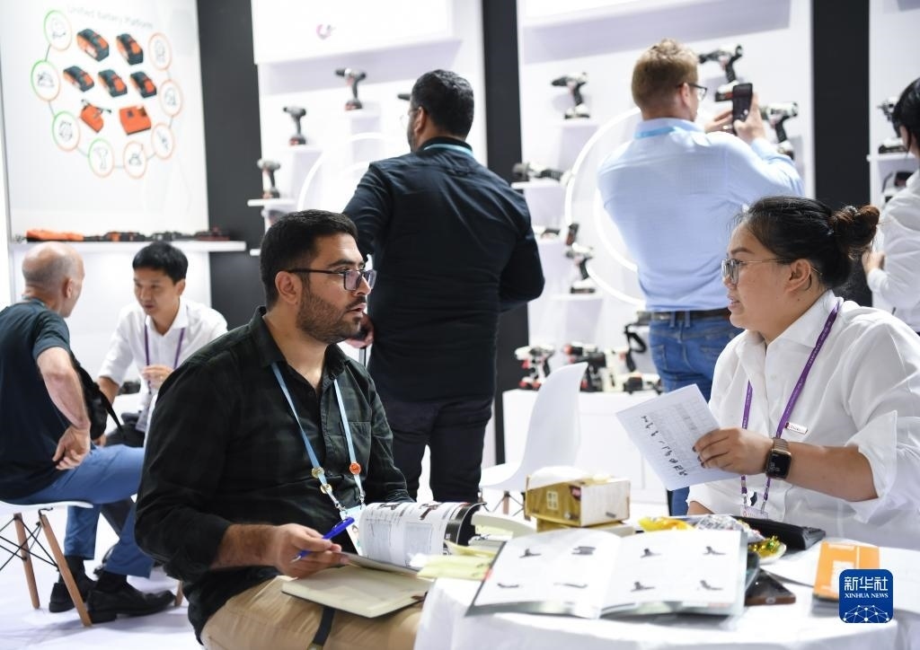 10月15日，在一家電動(dòng)工具展臺(tái)，外國(guó)采購(gòu)商在洽談業(yè)務(wù)。新華社記者 鄧華 攝
