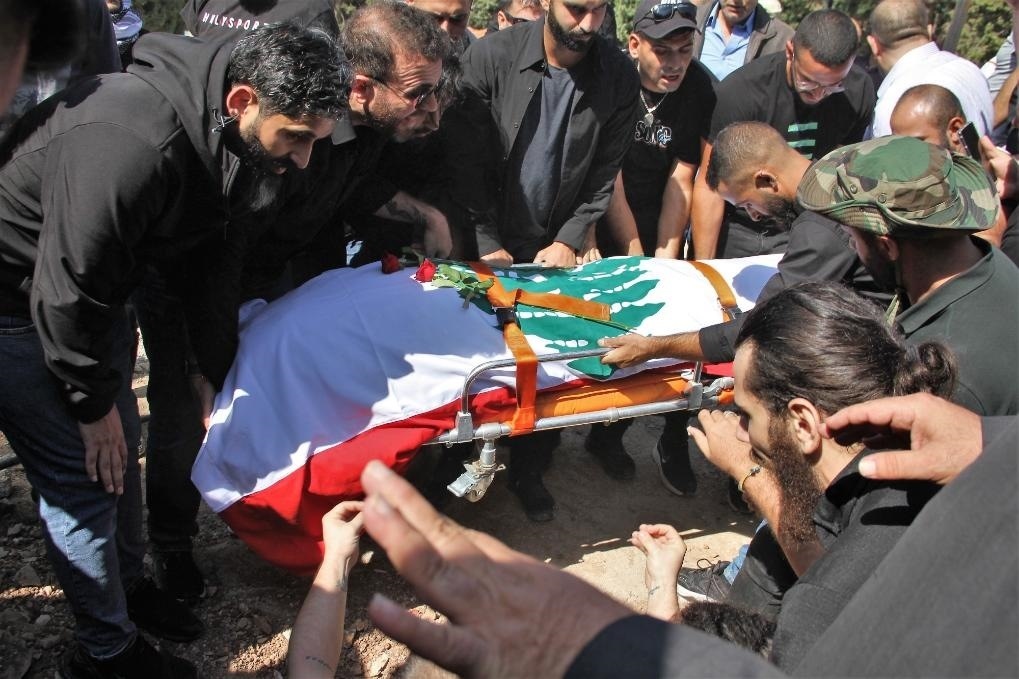 10月14日，黎巴嫩南部希亞姆鎮(zhèn)，黎巴嫩記者和民眾為在以色列轟炸中死亡的攝影記者伊薩姆·阿卜杜拉送葬。新華社發(fā)（塔希爾·阿布·哈姆丹攝）