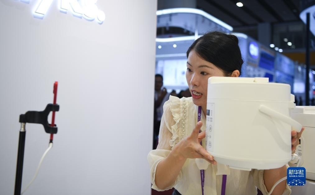 10月15日，參展的工作人員在展臺(tái)直播介紹家電產(chǎn)品。新華社記者 鄧華 攝