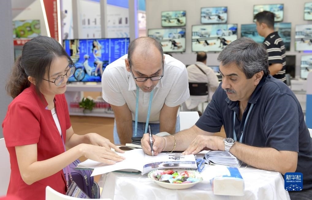 10月15日，客商在廣交會(huì)上洽談業(yè)務(wù)。新華社記者 盧漢欣 攝