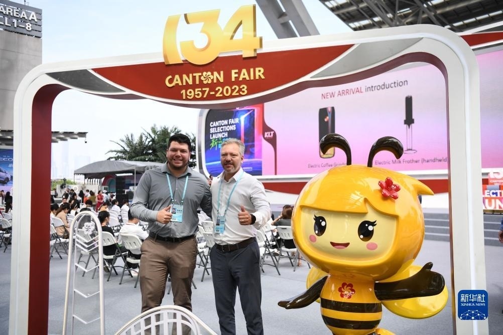 10月15日，來(lái)自巴西的采購(gòu)商在廣交會(huì)上合影。新華社記者 鄧華 攝