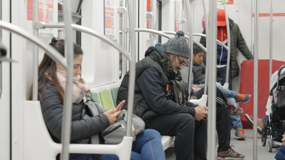 阿根廷布宜諾斯艾利斯市，乘客們乘坐A線地鐵從郊區(qū)前往市內(nèi)。人民網(wǎng)記者 張若涵攝