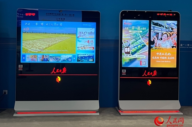 位于新聞中心的人民日?qǐng)?bào)電子閱報(bào)欄。人民網(wǎng)記者 杜燕飛攝